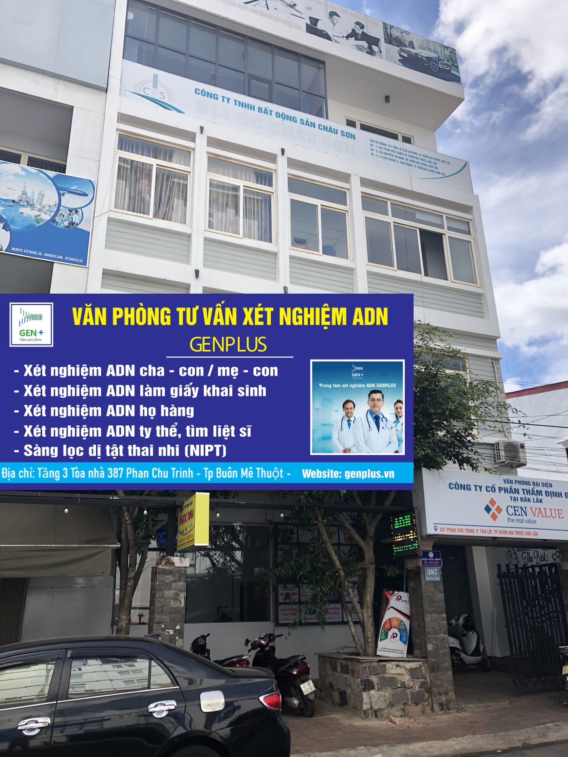 Lối vào văn phòng bên phía mặt tiền số 387 Phan Chu Trinh