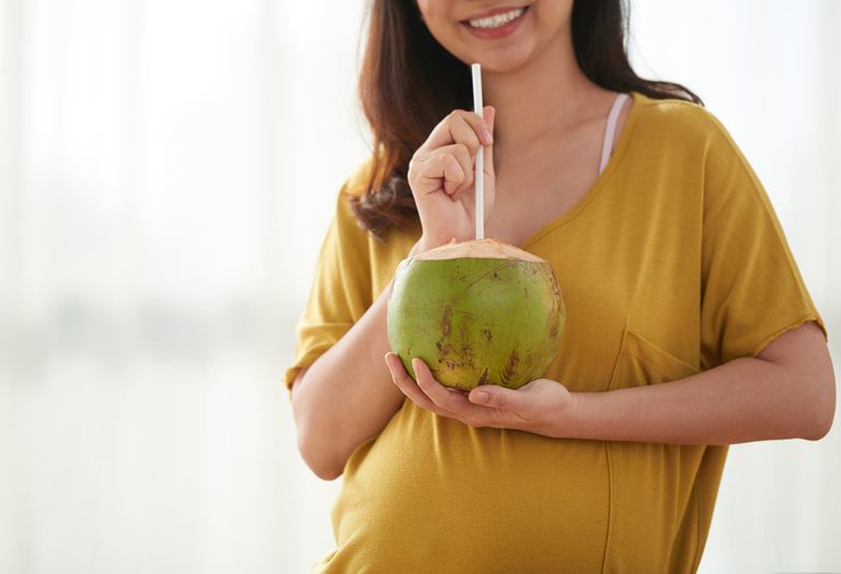 dừa là trái cây giúp chống dị tật thai nhi