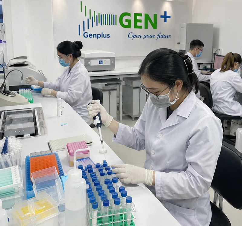Kỹ thuật viên đang thực hiện xét nghiệm ADN tại GENPLUS